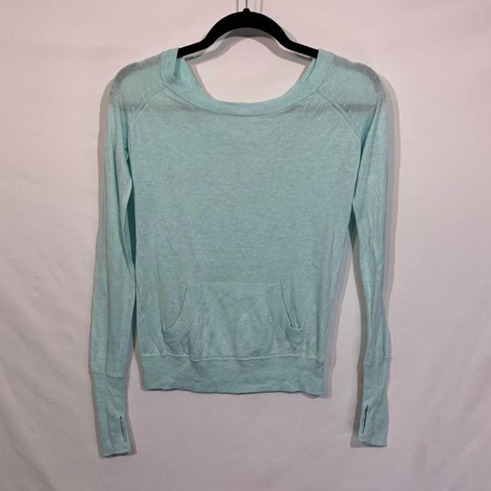 𝅺LULULEMON woman’s lightweight sweater. Turquoise. Size 4. New condition.